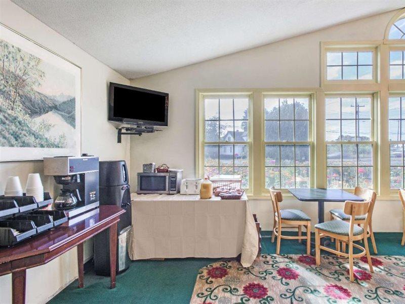 Knights Inn Hadley Экстерьер фото