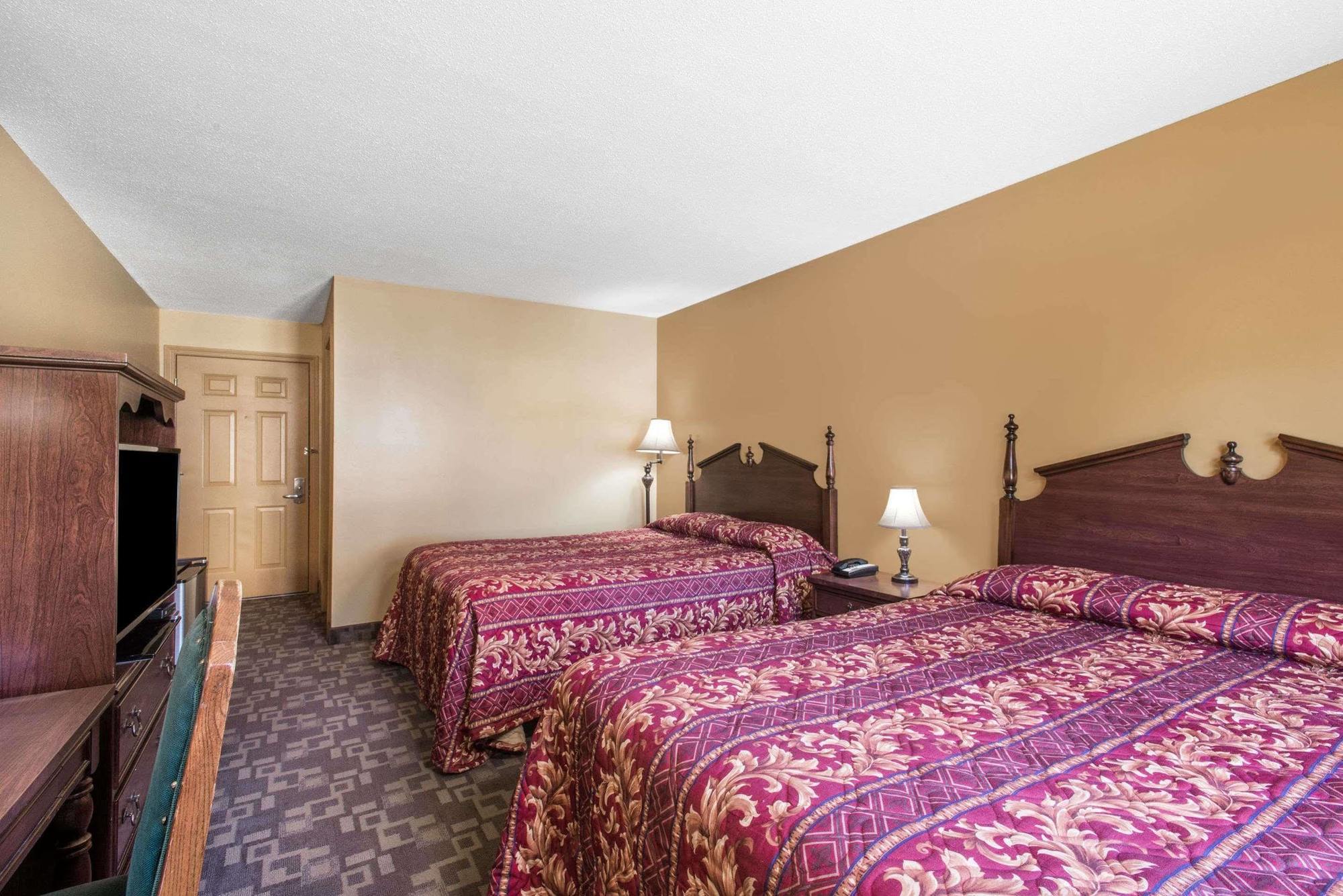 Knights Inn Hadley Экстерьер фото