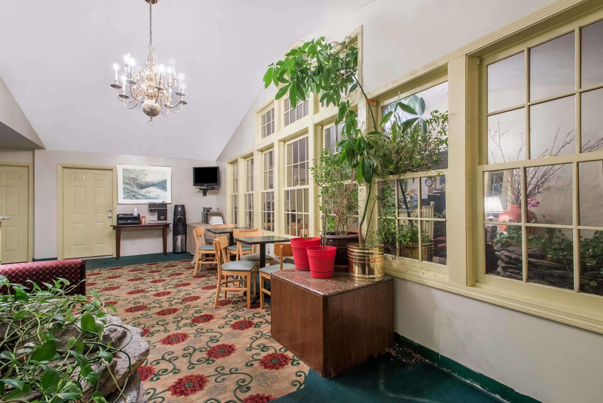 Knights Inn Hadley Экстерьер фото