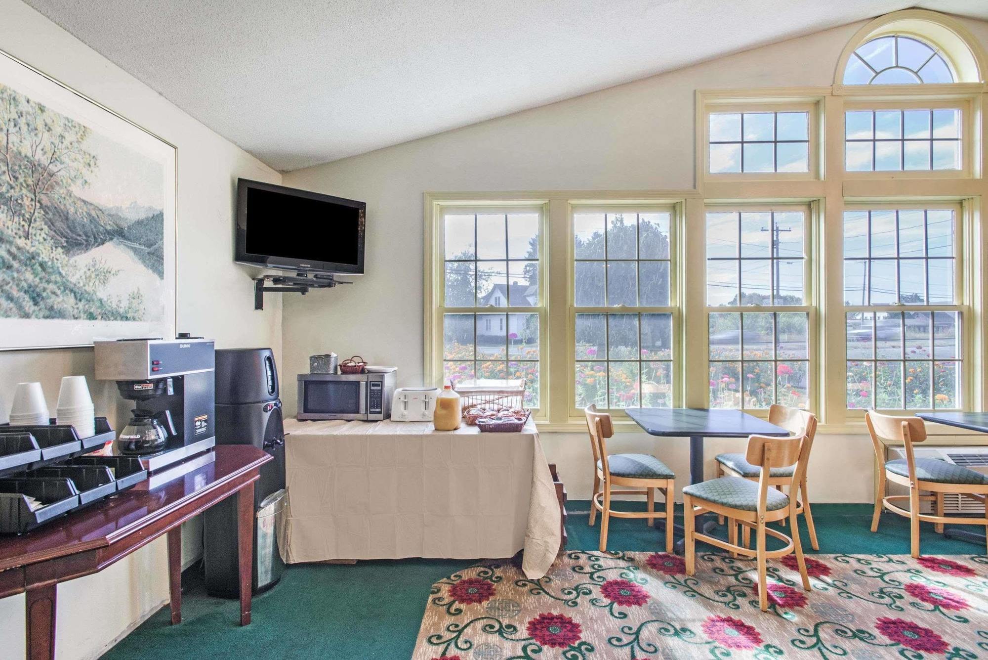 Knights Inn Hadley Экстерьер фото