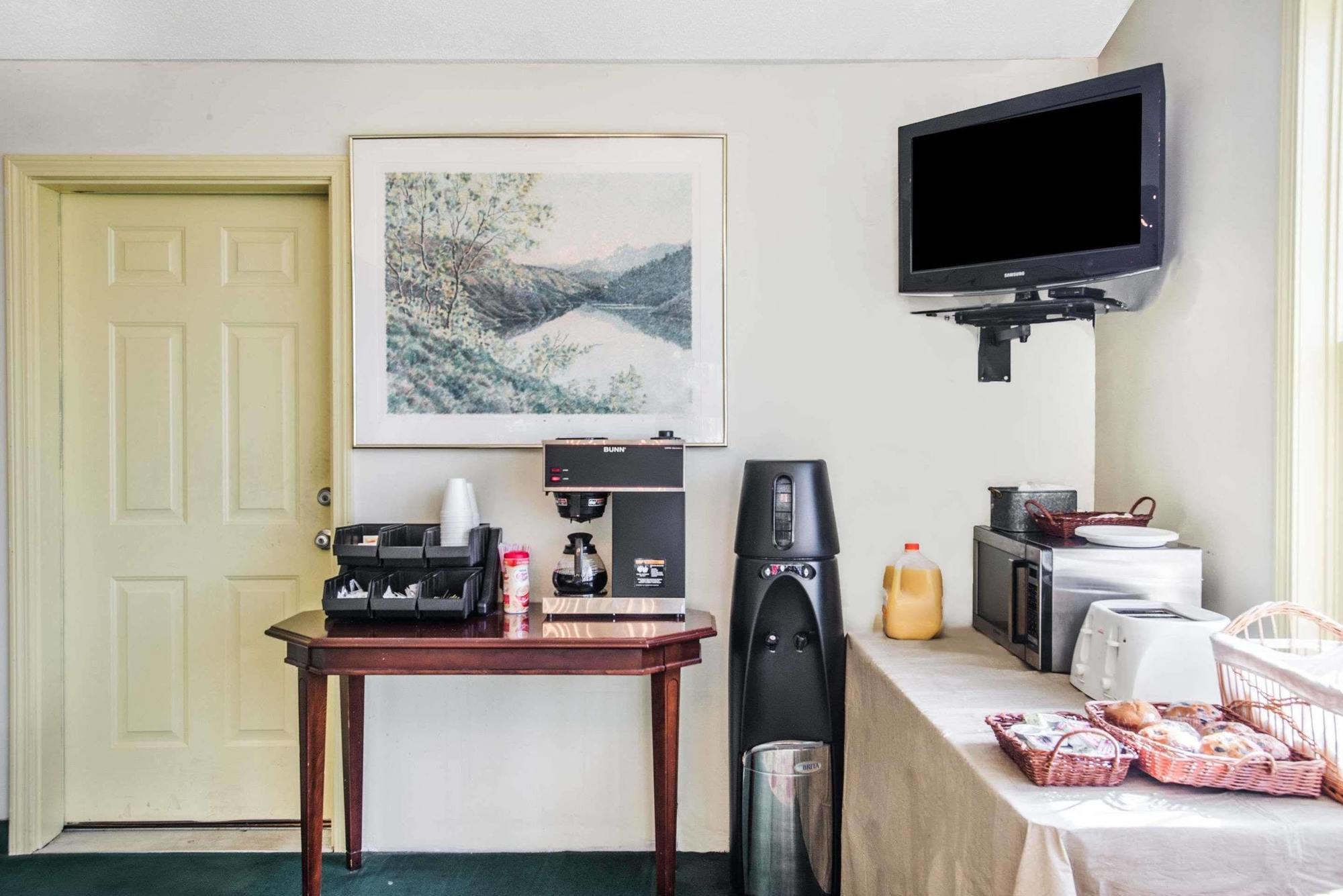Knights Inn Hadley Экстерьер фото
