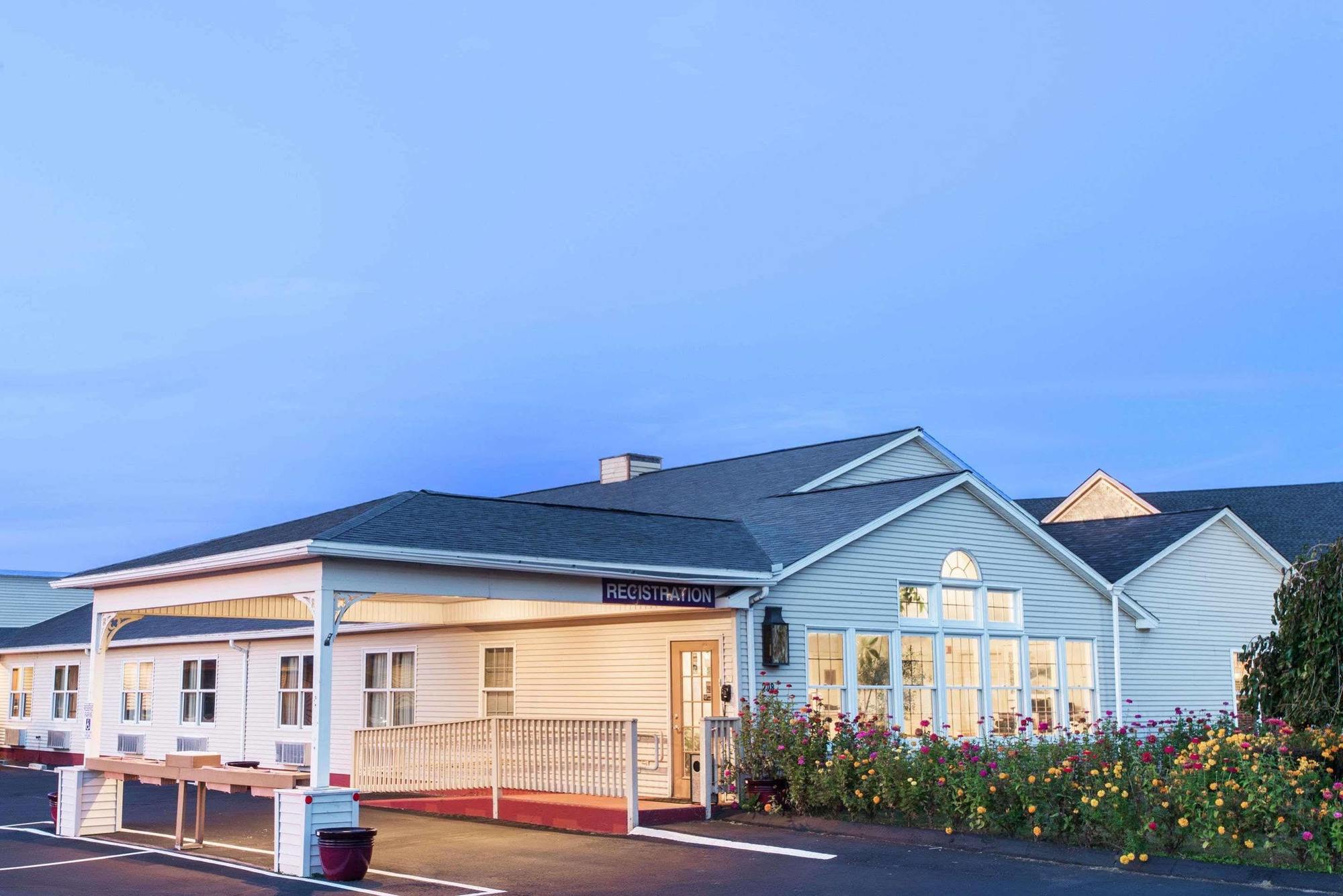 Knights Inn Hadley Экстерьер фото